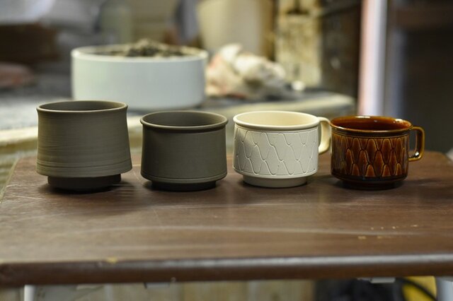 左からコーヒーカップの製作工程順に並んでいます。1番右が出来上がったコーヒーカップです。