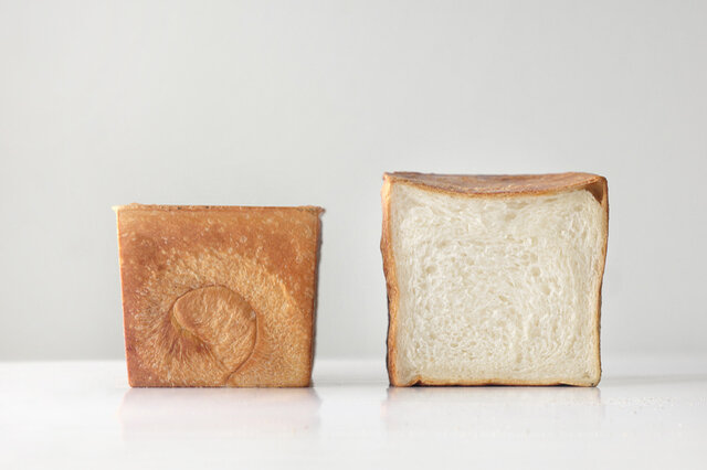 角食　わざわざのパン 左：1.5斤 右：1斤サイズ