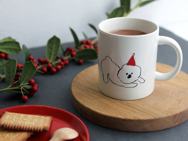 もこもこが愛らしい、犬モチーフのクリスマスマグカップです。