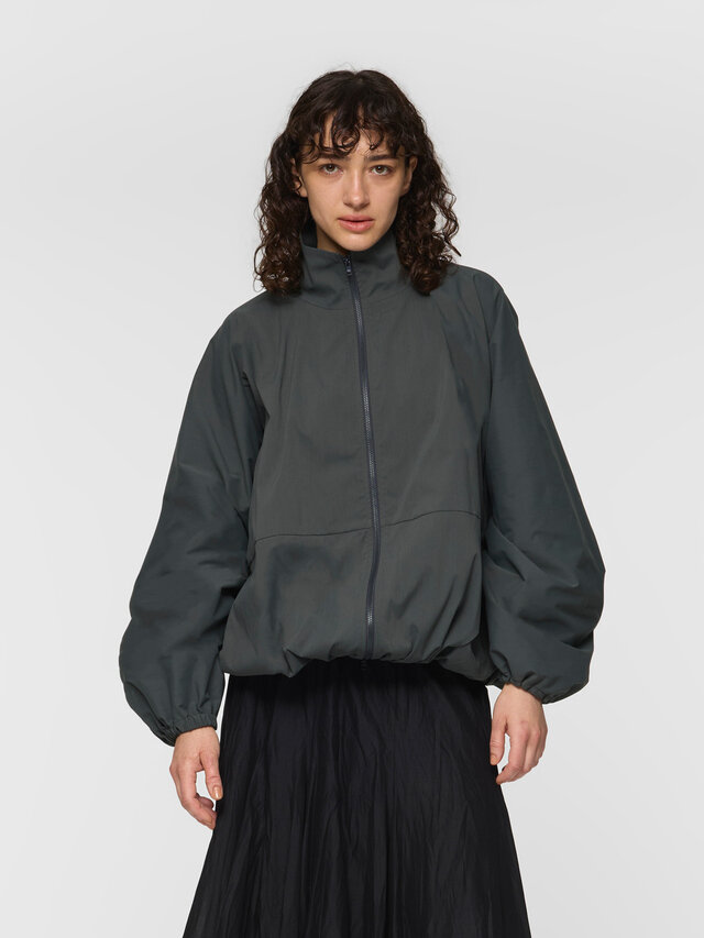 モデル:172cm/ダークグレー(color92)