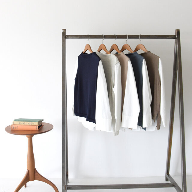 裾がほんのりフレアになっており、女性らしいやわらかな雰囲気。素材にはコットンを使用しハイゲージに編み上げた、とても軽く肌触りの良いニットに仕上がっています。
ご自宅での手洗いが可能なので、デイリーに着まわせるのが嬉しいポイント。
ニットとインナーブラウスの丈感がバランス良く、どんなボトムスとも好相性です。
サイドに大きくスリットが入っておりレイヤードしやすく、コーディネートを印象付けてくれます。
この1枚で手軽にレイヤードスタイルが楽しめ、着こなしの幅が広がる万能アイテムです。
そして今季は、ソリッドのインナーシャツ以外にストライプ柄が登場!
手に入るのはCroukaだけですよ♪