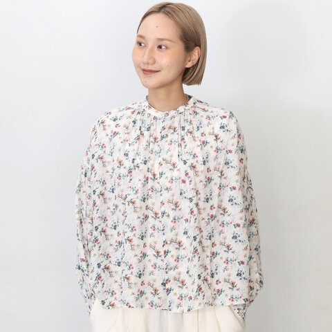 UNIVERSAL TISSU|ちょっぴりレトロな雰囲気が可愛い フラワープリント バンドカラーシャーリングブラウス kurashisha