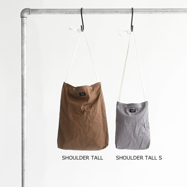 ひとつ大きいSHOULDER TALLにはA4の書類なども入れられる頼もしさ。
サイズ違い・色違いで揃えても◎