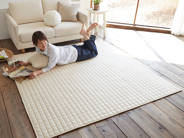 自然素材である綿100%なので、優れた吸湿性・吸汗性を持っており、夏場のジメジメ感から解放してくれます。また、思わず寝転がってくつろぎたくなる優しい手触り感にうっとり!