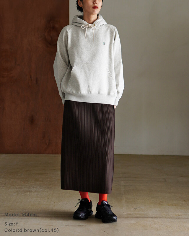 ボリュームあるトップスとすっきりシルエットのスカートで、今っぽいシルエットコントラストを演出。足元のカラーで視線を惹きつけるトレンド感のある仕上がり。