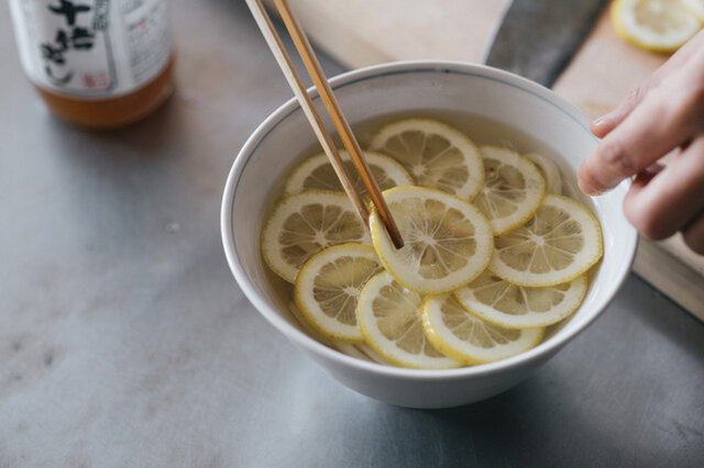 6.丼鉢の中に冷やしたうどんを入れ、レモンスライスを載せる。