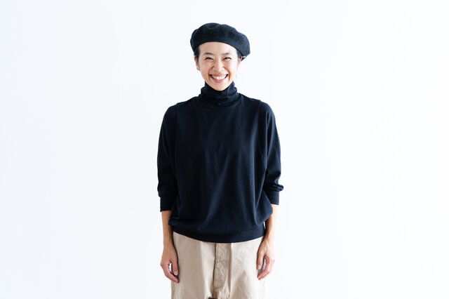 身体にやさしく馴染む、柔らかな着心地の「homspun(ホームスパン)」のタートル七分袖プルオーバー。