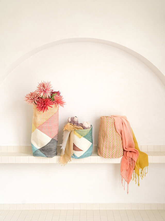 その計算された美学に強く惹かれた手織りのバスケット。ストールなどを無造作に入れておくだけで、お部屋が小さなギャラリーへと変わるようです。