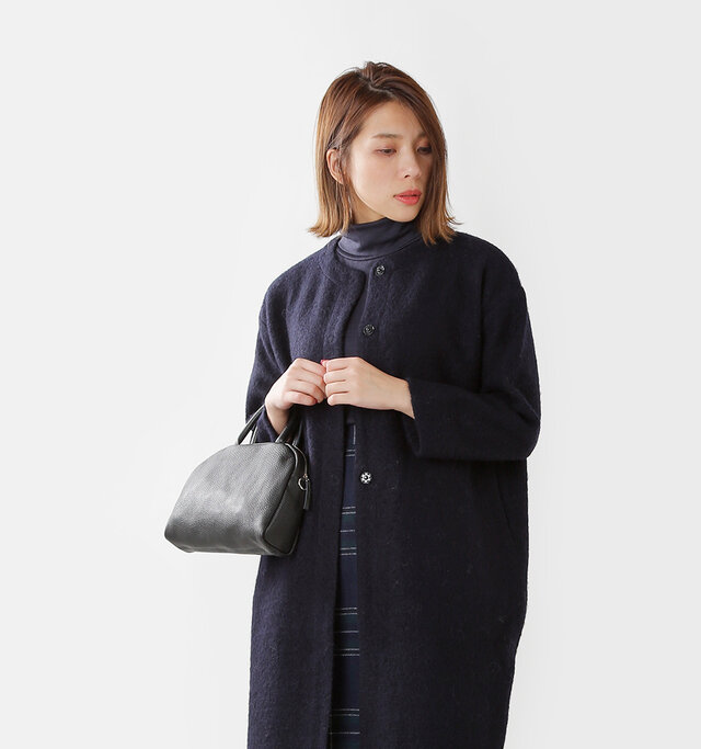 独特のテクスチャー感のある
軽くて暖かい圧縮ウールで
さっと羽織れるコート。