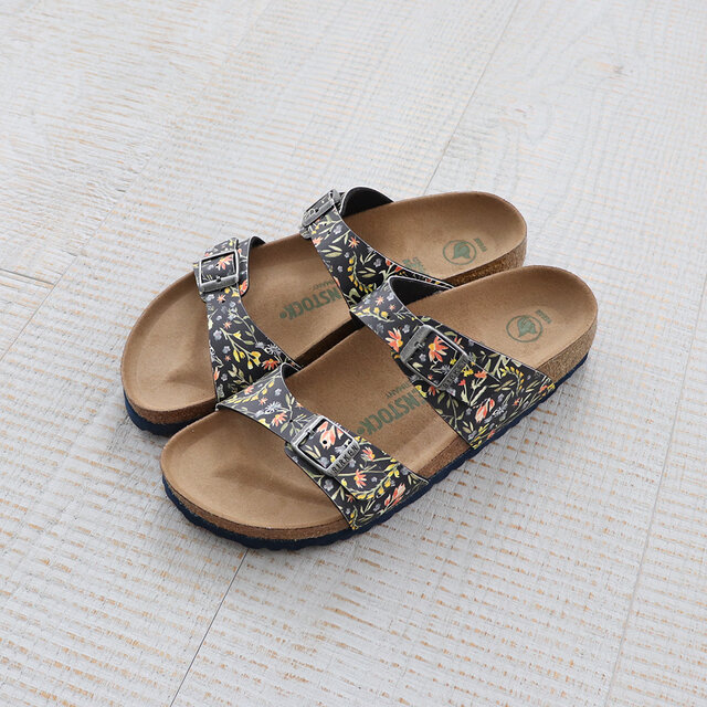 花柄好きにはたまらない1足!黒ベースなので合わせやすいです。
どんなボトムスと合わせよかな〜っと妄想膨らむサンダルですね。