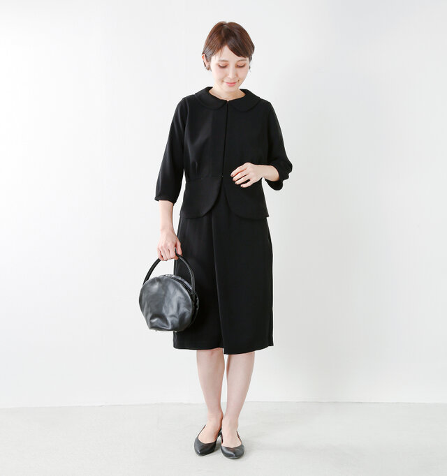 model yama:167cm / 49kg
color : black / size : 38
しなやかなとろみ素材で作った、軽くて快適な着心地のジャケット。きちんと感があり、ほんのり甘さが漂う女性らしいフォーマル服に仕上がっています。セットアップで着られる同素材のスカートやワンピースもご用意しています。