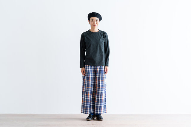 TOPダークグリーン / M 着用、モデル身長:160cm
ダークグレーにすこし深緑がかったニュアンスカラー。これからの季節に着たい、しっとり落ち着いたカラーです。
