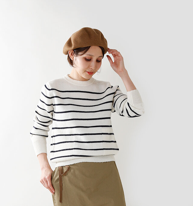 シンプルなデザインの中に、
エルボーパッチや
サイドポケット、
肩部分の切り替えなど、
様々な遊び心を散りばめた
裏面アザミ起毛の
クルーネックプルオーバー。
内側を起毛させているので、
ふんわりとした仕上がりで
着心地が良く、温かみがあります。