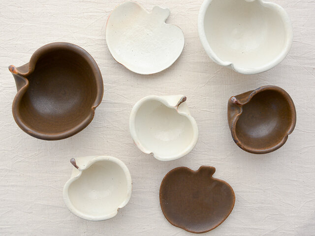 りんご鉢・りんご皿ともに、鉄散(白)と錆釉(茶)の2色展開。それぞれ2つのサイズから選べます。