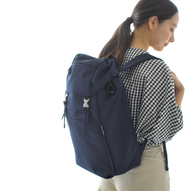 一泊の旅行にも行ける大き目のサイズ感で、デイリーユースに十分な収納力があります。内部にはPCスリーブをはじめ、小物整理に便利なポケットも充実しています♪