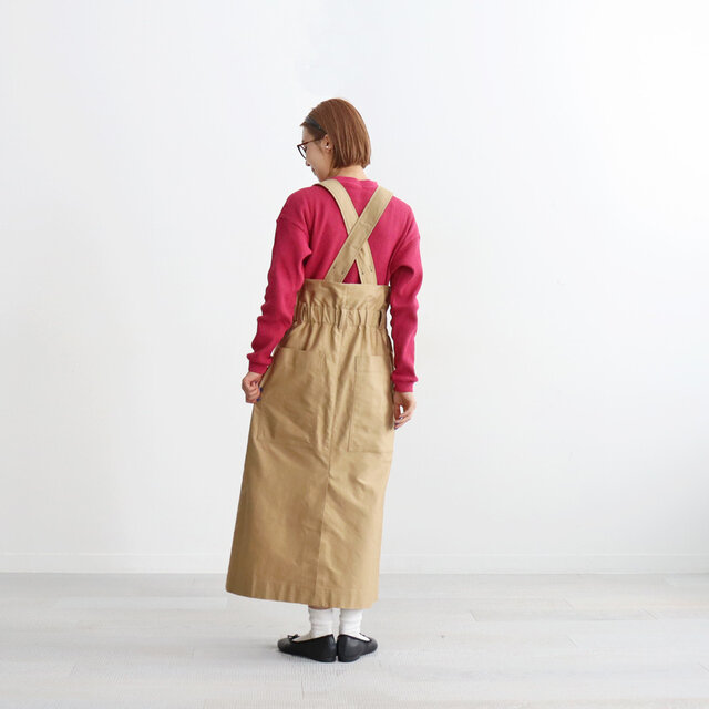 バッグスタイルは大きなヒップポケットに肩ヒモはクロス仕様。
ウエストがギュっとなったデザインもポイントです!