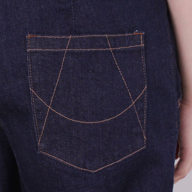 バッグポケットは右側だけステッチ刺繍のアクセントをプラス。