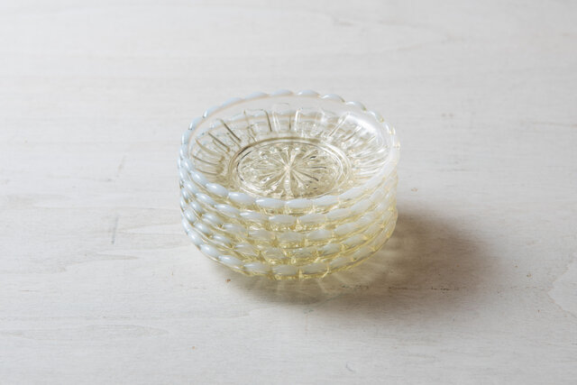 古代色という名が似合う、うっすらと茶色がかった色。美しいオパ-ル色の輝きは、レトロモダンの懐かしい時間を感じさせてくれるロマンチックなガラスです。