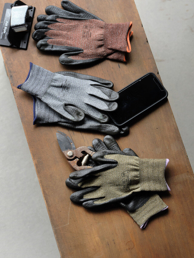 ガーデニング、DIY、アウトドア、様々な作業シーンに活躍するworkers gloves。手袋をしたままスマホ操作も可能です。