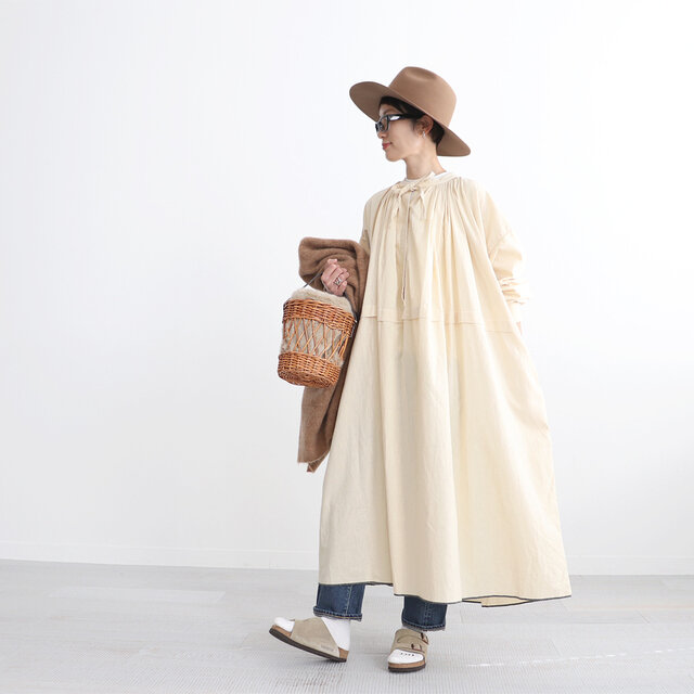 こちらはネックギャザーワンピース。
シンプルなんですが、お袖と手首部分に施されたネットレースがなんとも繊細で素敵なんです。。