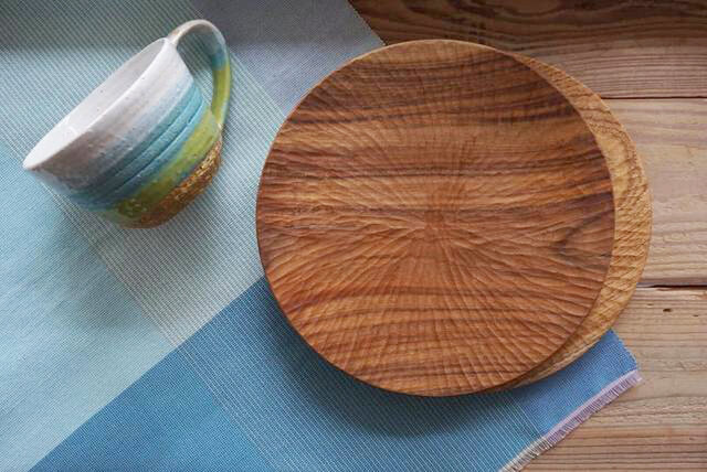 一筋一筋ノミで削り出した皿は、作家が自然と向き合った形