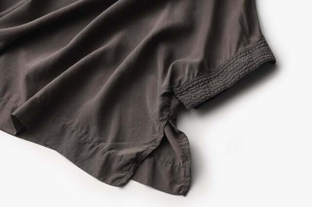 サイドにはスリットが施されており、動きのある表情をみせてくれます。