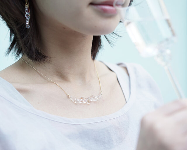 パーティーなどのかしこまった席では、同シリーズのピアスと揃えて使っても◎シンプルなデザインなので、普段使いにもぴったりです。背伸びしすぎない、女性らしいアクセサリーをどうぞ。