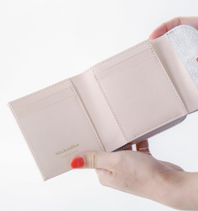 ボタンを開くと内側にはお札入れとカードポケットが6つあり、2つ折り財布ながらも収納力に優れています。