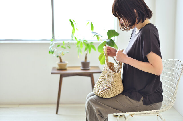 ナチュラルな質感のマルシェかご。
ユニークな編み模様で本格的なかごバッグの表情に編みあがります。