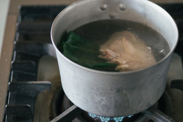 1.鍋に湯を沸かし、ネギの青い部分を入れ、室温に戻しておいた鶏もも肉をいれる。