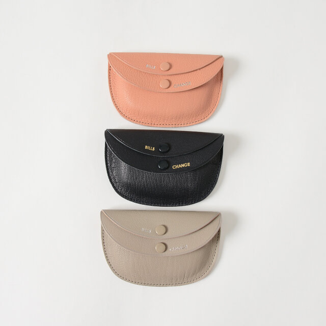 カラーは「sand pink」「navy」「sand grey」の3色をご用意。独創性のあるダブルフラップや半円型のフォルム、背面にはスタンダードなカードポケットが付いています。