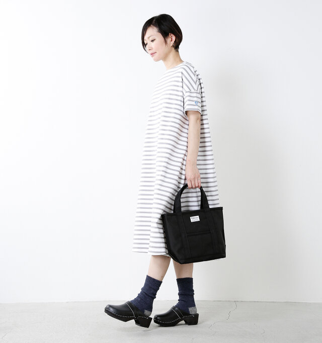 model mayu:158cm / 48kg
color : black×black / size : S
ブラックで統一されたスタイリッシュなデザインはカジュアル過ぎず、幅広いスタイルでお使い頂けます。
