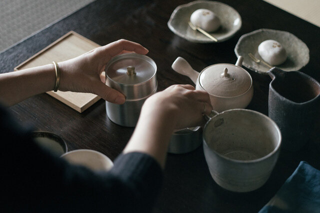 休みの日。ふっと深く息を吸って至福のお茶の時間が始まります。さて、さっそく茶筒の出番です。