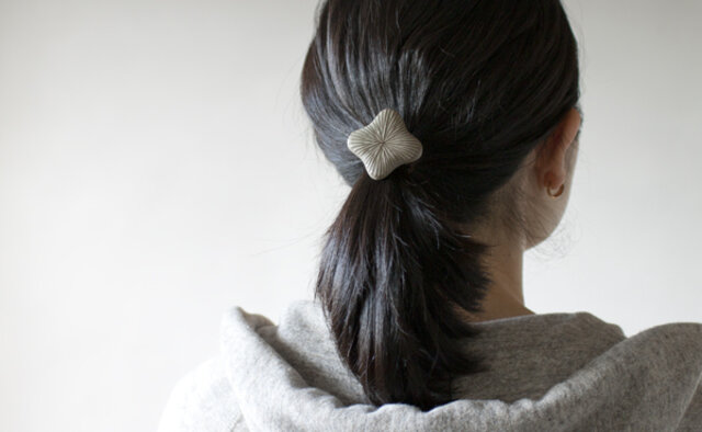様々な形、模様が楽しいヘアアクセサリー。
どれも落ち着いた色合いですが、存在感があります。