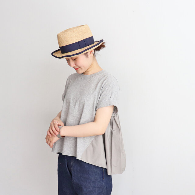 デニムと麦わらでカジュアルに♡
グレーは季節がら敬遠されがちですが、
このギャザーTeeは身幅がゆったりしていて風通しも良いので
おすすめ♪