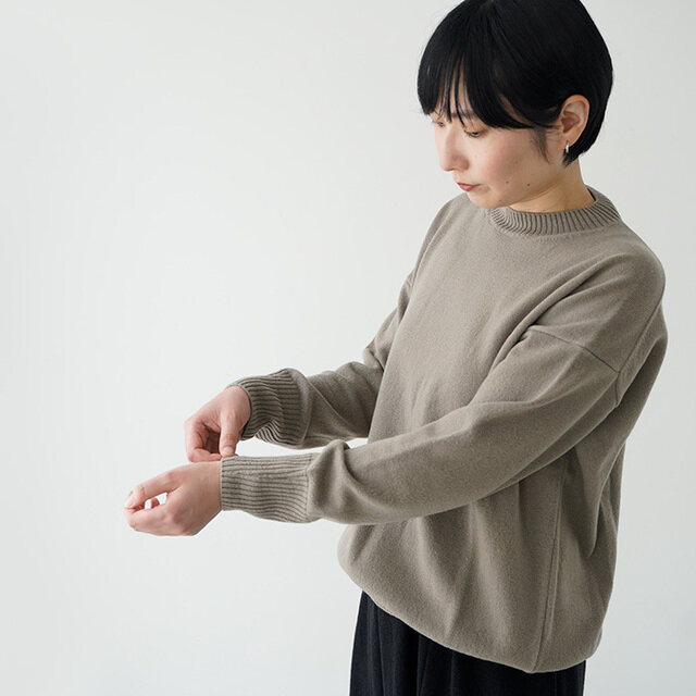 着用color:grege
どんなスタイルにも溶け込む、影のない柔らかさが魅力です。