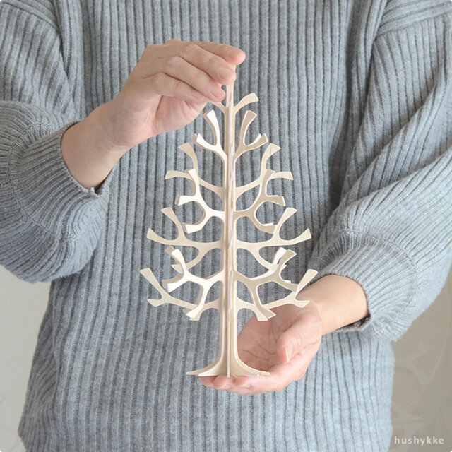 高さが25cmなので、棚の上などに気軽に飾る事ができます。
クリスマスシーズンには、loviのミニボールやミニバードと一緒に飾って
華やかなクリスマスを楽しんでみてください。
