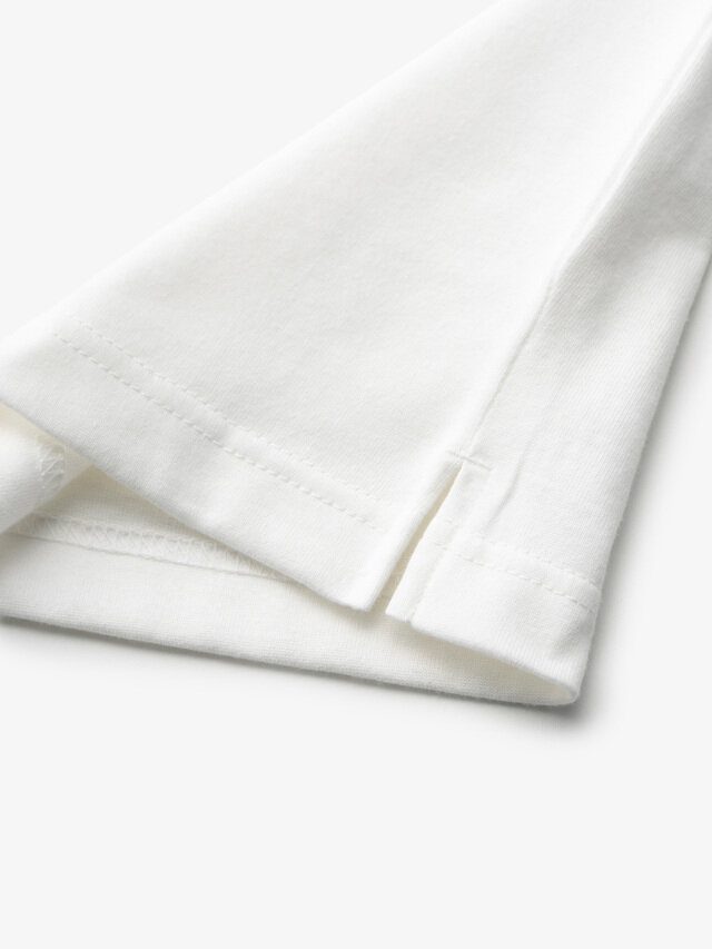 両サイドの裾にはさりげなくスリットが入っています。