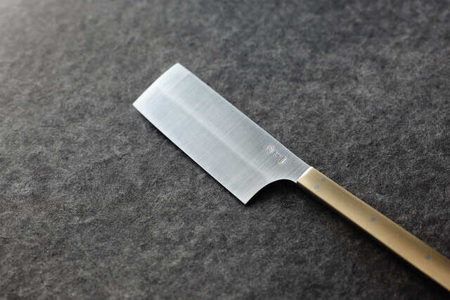 刀鍛冶でも有名な関の生まれのチーズナイフ