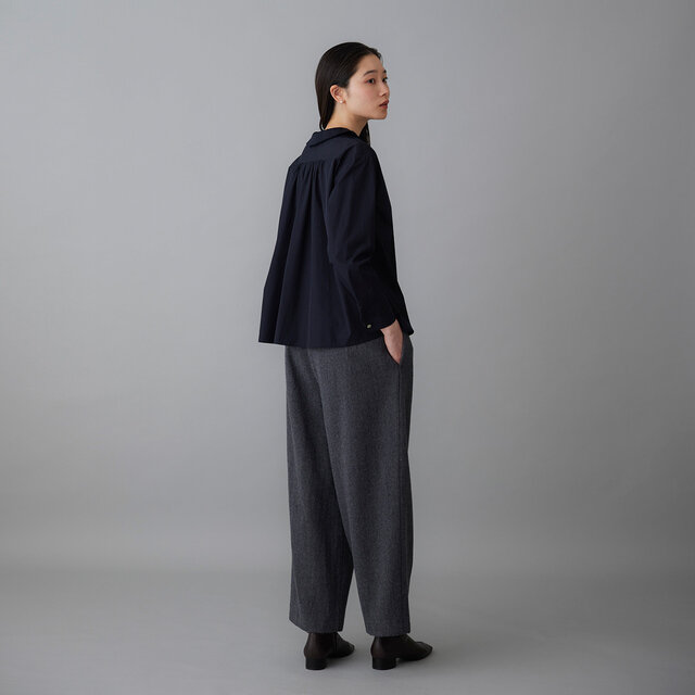 寄せたギャザーが、後ろ姿にやわらかな広がりをつくります。