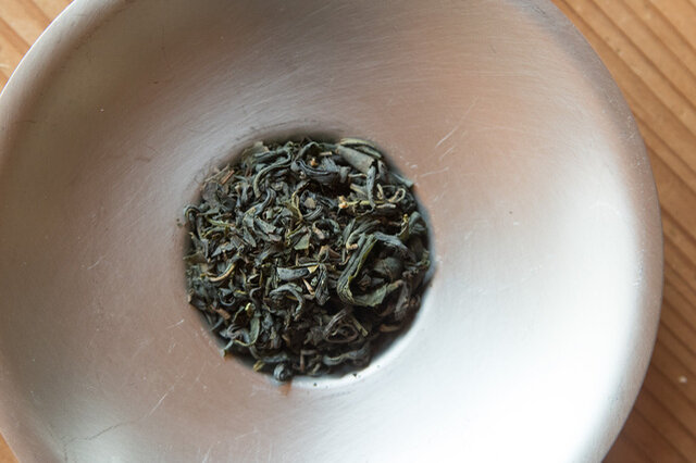 ティーバッグ内の茶葉。烏龍(ウーロン)とは烏(カラス)の羽のように黒くて龍のようにねじれた茶葉が由来とも言われています。