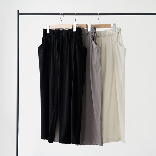 左からblack、otter gray 、antique white