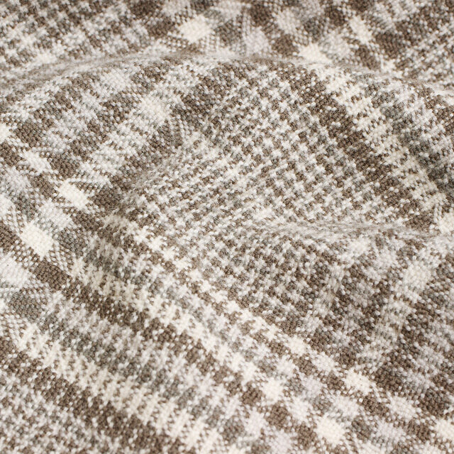 ”オックス”といえばよくシャツで使用される平織りの生地を指します。
オックス織りは数本の糸をまとめて織る形のため、
通常の平織りのものよりも隙間が多く、軽く柔らかい生地である点などが特徴です。
プリントで表現したチェックとは異なり表面に織り地の凹凸があり他にはない生地感です。
