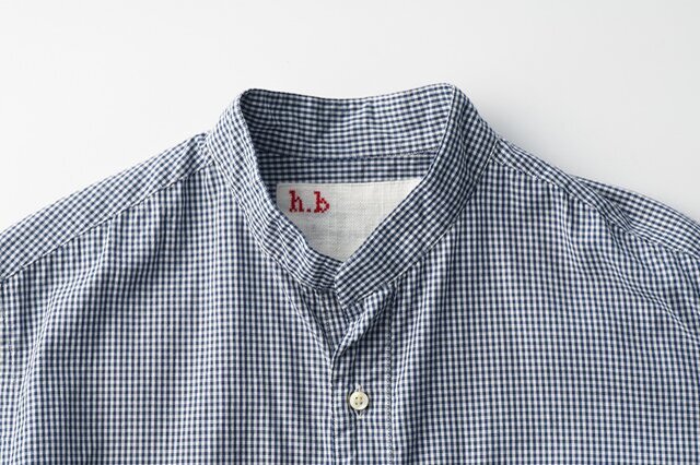 台襟部分にはボタンが無く、すっきりとした印象。織りネームにはh.bの赤い刺繍