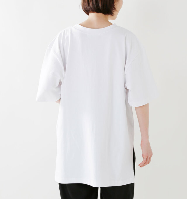 背面はシンプルな無地。腰周りまですっぽりと覆うので細身のパンツにも自信がもてるデザインです。
