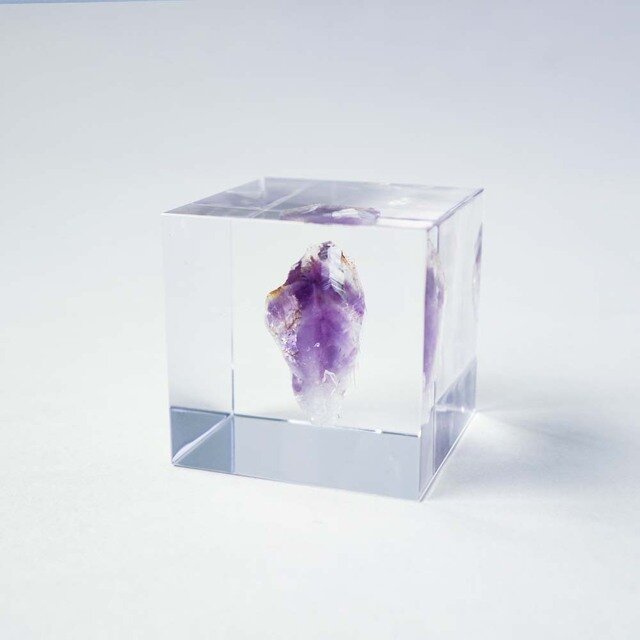 宙言葉：気品にあふれる

2月の誕生石としても有名な紫水晶。
美しい紫色は、結晶にわずかに含まれる鉄イオンによって現れます。
古くよりこの色に人々は魅了され、高貴な石として珍重されてきました。
王室や司教の装飾品として用いられてきた歴史の深い鉱物です