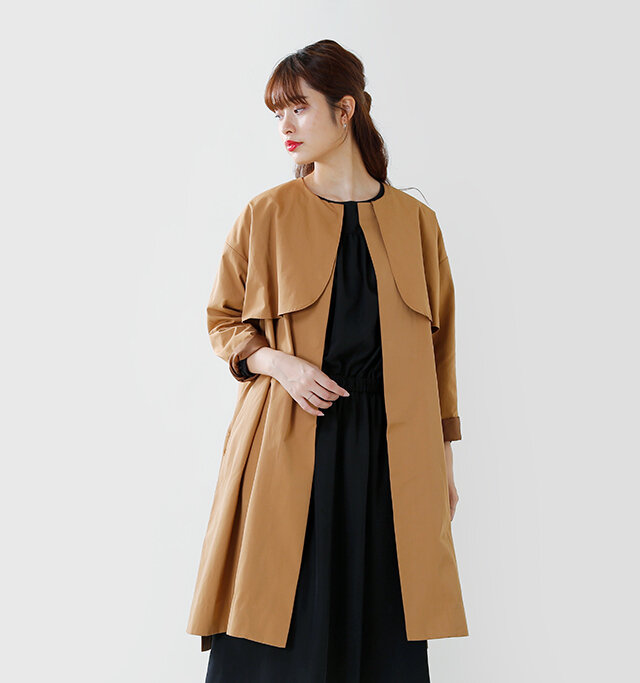 ノーカラーのトレンチ風
ライトアウターで、
前たてにはボタンやZIPなどの
付属装飾あえてなくして
マグネットで留まる仕様。
フラットで全体的にシンプルに、
胸元と背中にガンフラップデザインで
アクセントを入れた都会的で
洗練されたデザインが魅力。