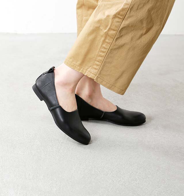 クッション性・グリップ力に優れた軽い仕上がりのクレープソール&歩き疲れないぺたんこのローヒール◎どんなシーンも幅広く楽しめます。