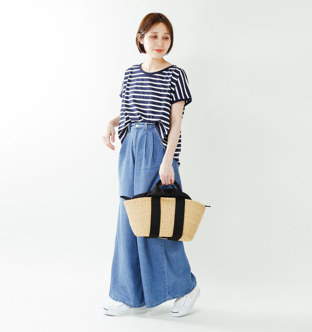 model yama:167cm / 49kg
color : natural×black / size : one
シンプルながらもエレガントさを感じる洗練されたデザインは、これからの季節のコーディネートに馴染んでくれます。