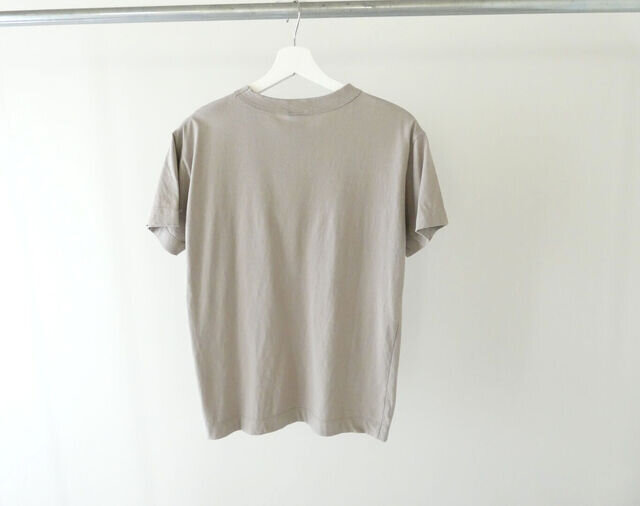 今シーズンのカラー、(2)サンドベージュはやわらかく落ち着いた色合い。
肌なじみがよく、明るすぎず暗すぎない絶妙なトーンで、
さまざまなコーディネートに取り入れやすいカラーです。
サイズはXL・XXLの2サイズ展開。
ほどよいゆとりで着ても、少しラフにサイズアップしても、それぞれ違ったバランスを楽しめます。
なお、Sサイズ・Mサイズ・Lサイズは別ページでのご案内となっております。
お好みのサイズ感に合わせて、ぜひご覧ください。